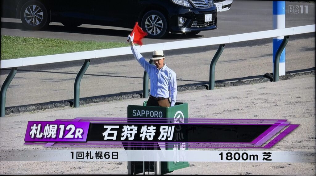札幌競馬場のコースで返し馬をするヴァロアーク